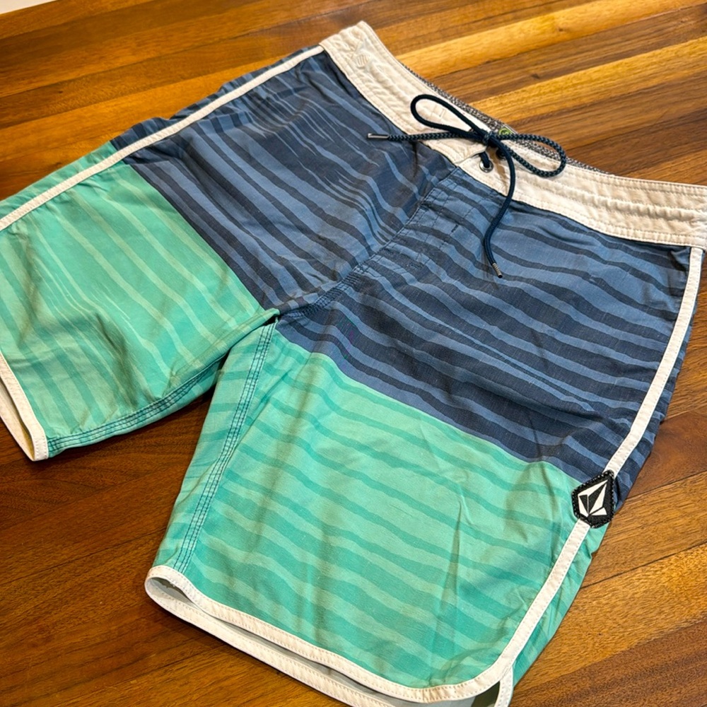 Men’s Volcom Scalloped-Edge Boardshorts